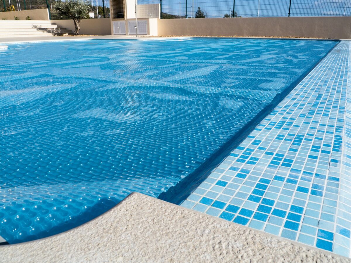 How to Use Solar Pool Covers - Top Florida Pool Builder | Cody Pools ...